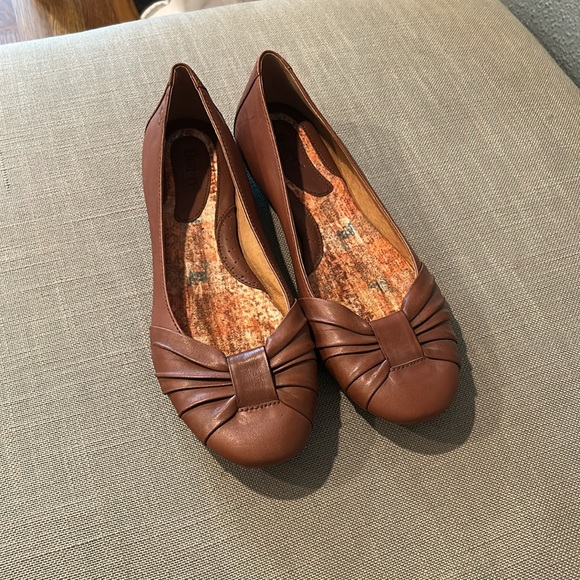 Born Women's Brown Leather Flats - Picture 4 of 9
